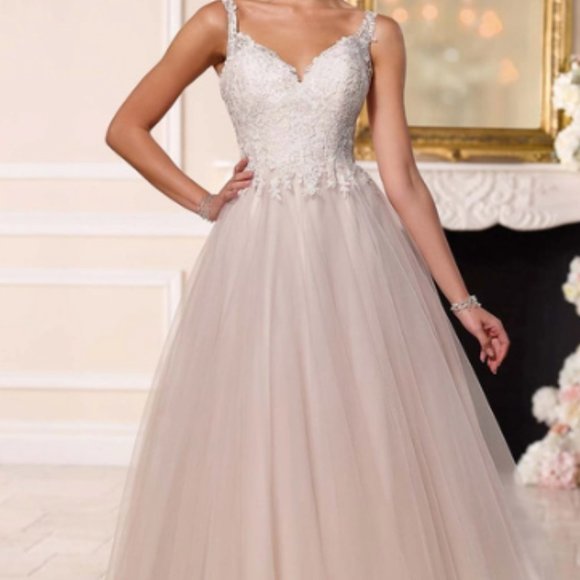 Tea-length, tulle skirt, fitted lace bodice, v-neckline - Picture 5 of 5